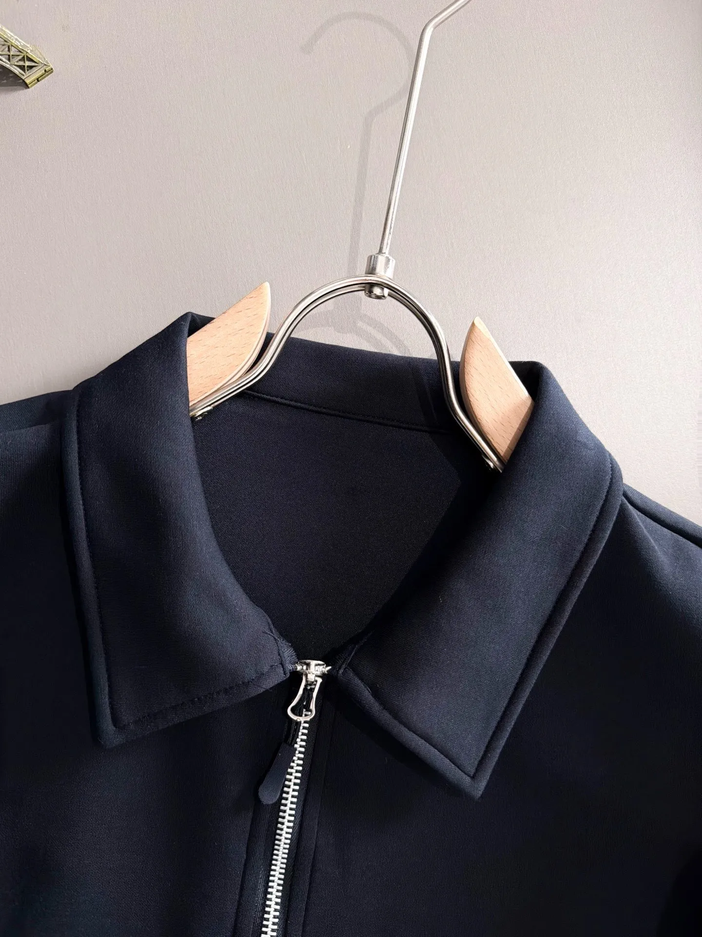Paris Clover exclusively launches the 2026 autumn and winter New Arrival long-sleeved sweatshirts for men and women. Same Style. Many stars have the same style. Craftsmanship that ordinary small workshops cannot copy. No matter in terms of materials, detail restoration and craftsmanship, we are not afraid of any challenges, just to provide you with wonderful products. Compare the top Original versions at will. No expense is spared just to make it better. Unique imported fabric feel. Purely imported German machine production. Precision operation. Thousands of needles density. A complete set of New Arrival accessories with three standards can be customized simultaneously. Versatile upper body is fashionable, a perfect choice for autumn and winter, and a must-have item. Sizes table: S-4XL (please state your height and weight when placing an order)